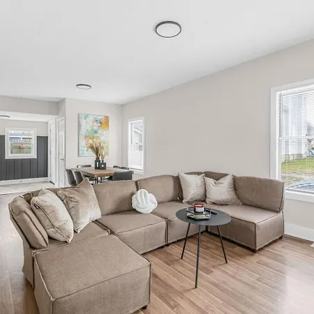 Charming Home Near Heart Of Downtown Sleeps 12